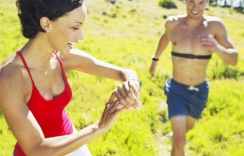 Бег на свежем воздухе - одно из проявлений физической активности здорового человека