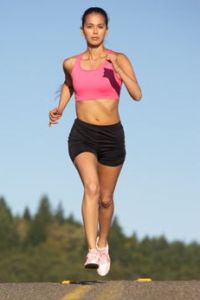 Занятия бегом, особенно на свежем воздуже помогут поддерживать в форме не только живот, но и прочие участки тела.