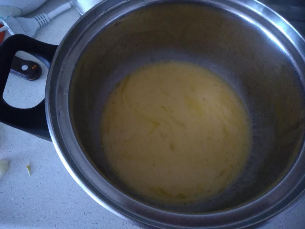Масло в кастрюльке