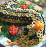 Салат змейка украшен оливками