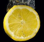 Крем для лица в домашних услових можно приготовить из лимона.