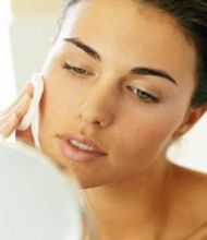 Предупредить появление морщин на лице поможет регулярный уход за кожей.